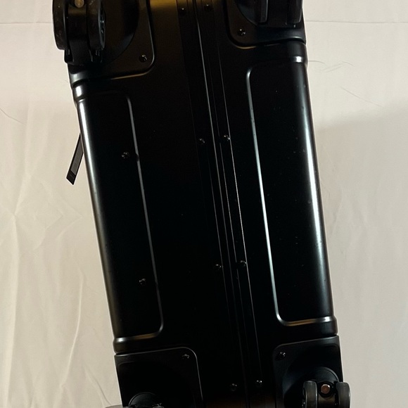 Zero Halliburton Matte Black Aluminium Suitcase 26” NWT $1743 - Picture 6 of 8